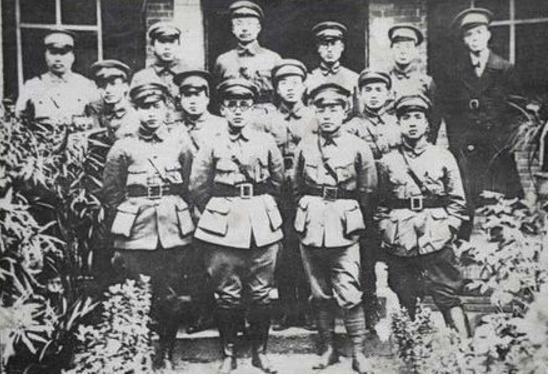 南方周末、卓越教育、青基会联合发起护烛乡村教师关爱行动【开云官网导航】(图1) 开云官方网站